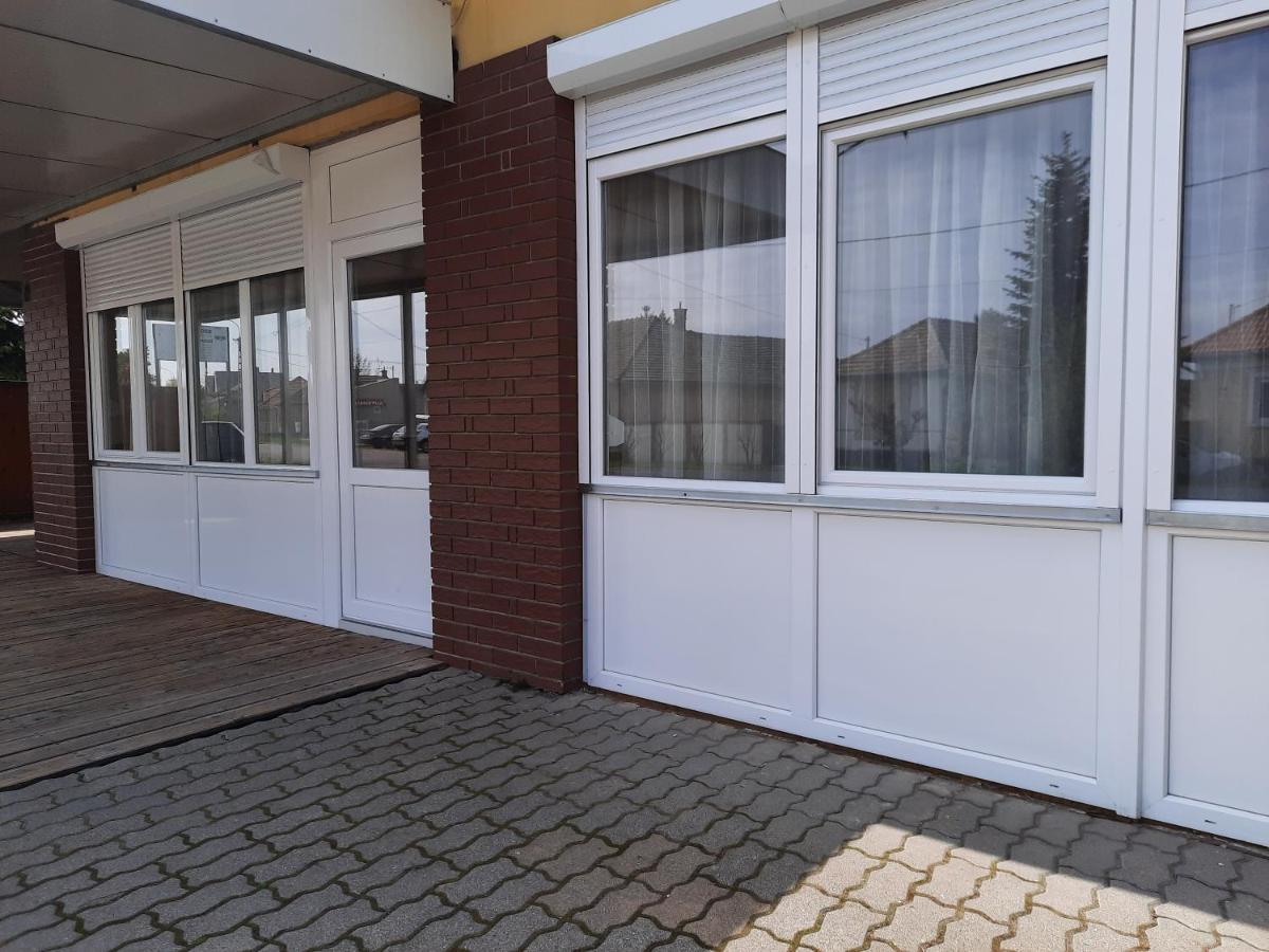 Fenyo Apartman Apartment Nagykata Exterior photo